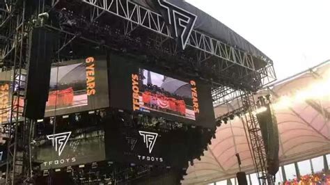 TFBOYS六周年演唱会，360°四面机械舞台，帅爆了！_影视工业网-幕后英雄APP