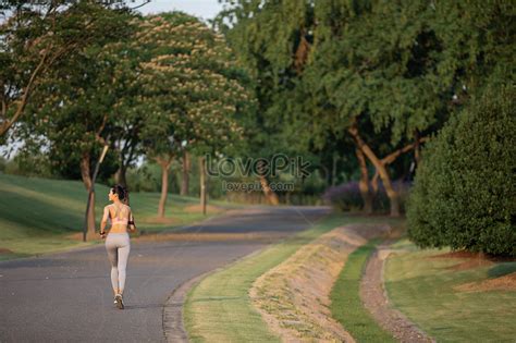 Woman Running Back View 的图像结果