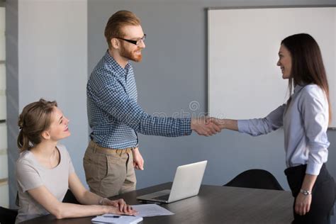 iStock Job Application Handshake HD Wallpaper 的图像结果