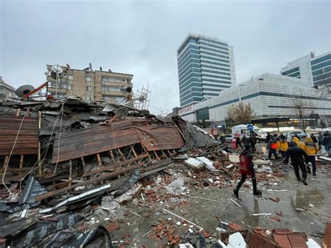 土耳其世纪大地震第三日 陆续有人员获救_凤凰网视频_凤凰网