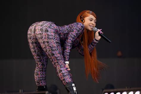 ダイナミックなボディで魅了！最注目の新世代ラッパー、アイス・スパイスの過激ファッション70連発｜ハーパーズ バザー（Harper's BAZAAR）公式