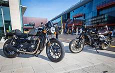Cafe Racer Vs Scrambler by Triumph Cup Vs Ducati Scrambler Caf 233 Racer Review Cafe Racer Vs Scrambler