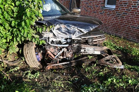 Auto rast in Neubau und richtet massiven Schaden an - Dorsten.live!