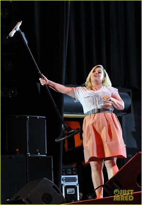 Kelly Clarkson Performs Live 的图像结果