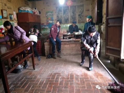 阳性老人家中摔倒，邻居飞奔下楼相助-上海市虹口区人民政府