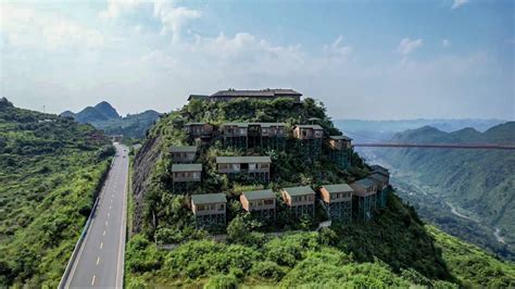 贵州一富婆，花6000万RMB在悬崖上建酒店，如今荒废在那，实在可惜！【阿城视野】 - YouTube