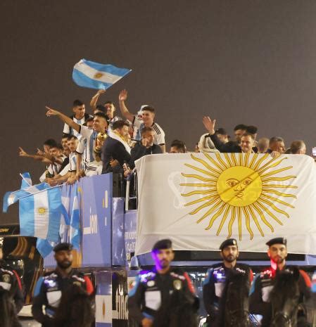 La rúa de Argentina por el boulevard de Lusail celebrando el Mundial