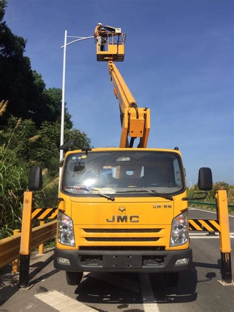 武汉某一沿山公路的路灯维修与安装 - 高空作业找亚桥