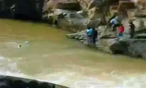 సెల్ఫీ తీసుకుంటూ జలపాతంలోకి జారిపడ్డ యువకుడు | Youth slips into ...