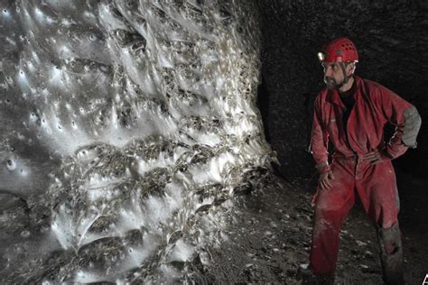 Une toile d'araignée géante découverte dans une grotte entre la Grèce ...