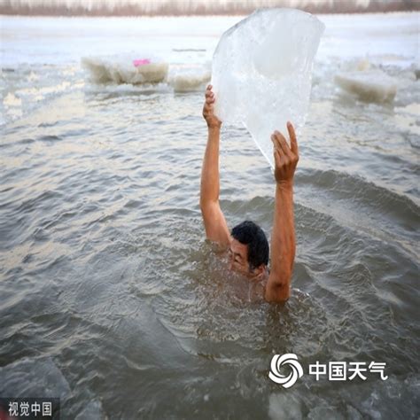 哈尔滨：冬泳人斩冰破浪 畅游松花江-图片-中国天气网