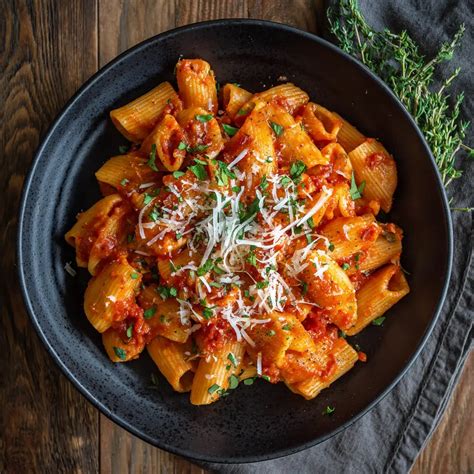 Simple Red Sauce Pasta with Garlic