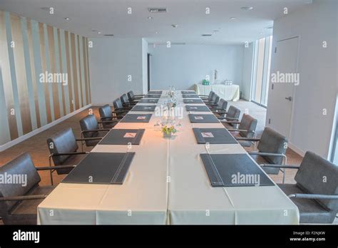 Meeting at Conference Table 的图像结果