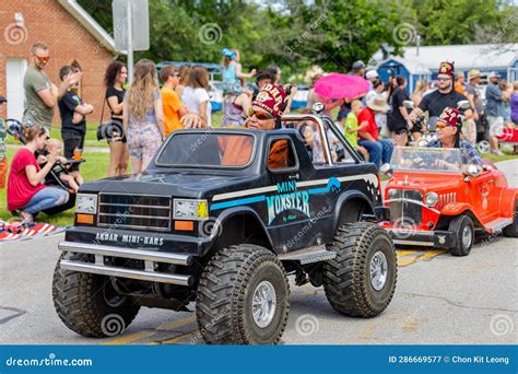 Sunny View of the Parade of Porter Peach Festival Editorial Photography ...