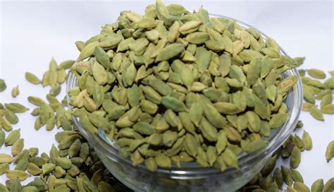8 Amazing Health Benefits of Elaichi - lifeberrys.com
