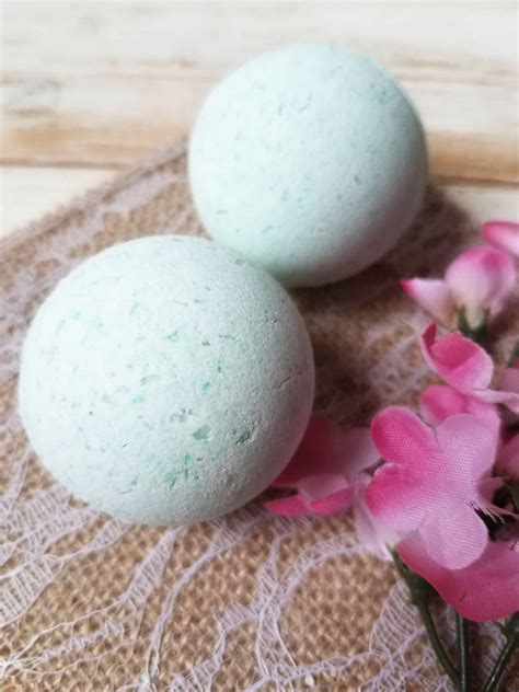 Easy DIY Bath Bombs Recipe With Peppermint Essential Oils