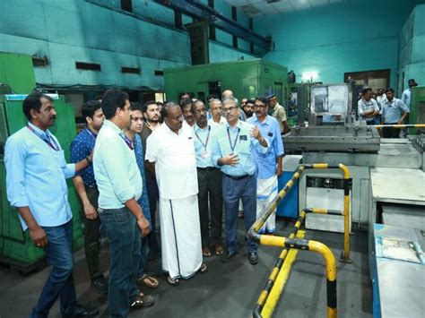 Union Minister Kumaraswamy visits Hindustan Machine Tools unit in ...