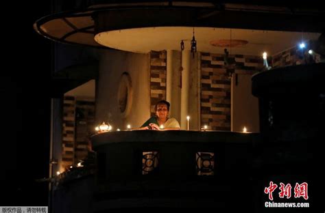 印度全民熄灯“9分钟” 用烛光为抗疫祈福_新浪图片