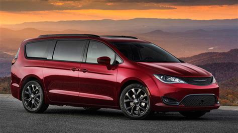 Chrysler Pacifica News and Reviews | Motor1.com