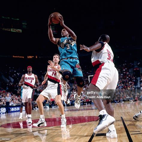 Shareef Abdur-Rahim of the Vancouver Grizzlies drives to the basket ...