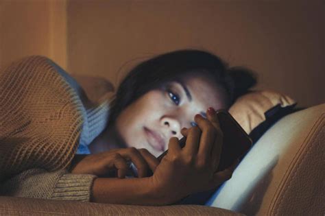 睡前玩手机的危害，如何减少睡前玩手机的时间？_腾讯新闻