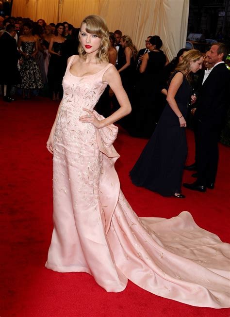 Taylor Swift - Taylor Swift Photos - Red Carpet Arrivals at the Met ...