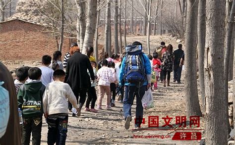 许昌：“变形计”城市娃体验山村学校孩子们的上学路---中国文明网