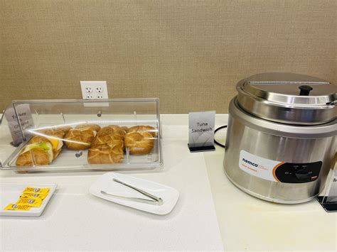 Review: The Plumeria Lounge Priority Pass at Honolulu Airport