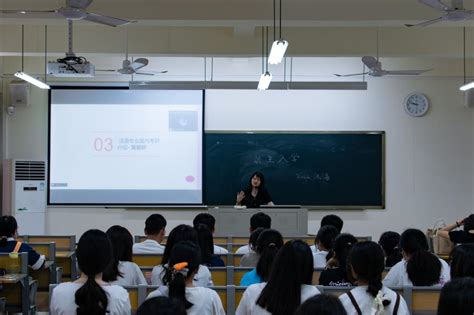 外国语学院召开新生专业介绍会-湛江科技学院