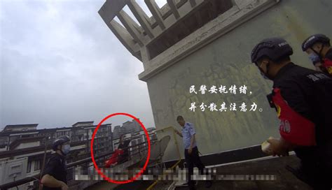 紧急出警！漳州市区一女子在某小区顶楼欲跳楼轻生……_一面_赵振_情绪
