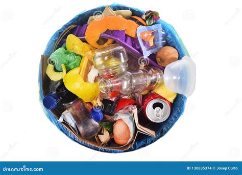 Vista Superior De Un Cubo De La Basura En El Fondo Blanco Foto de ...