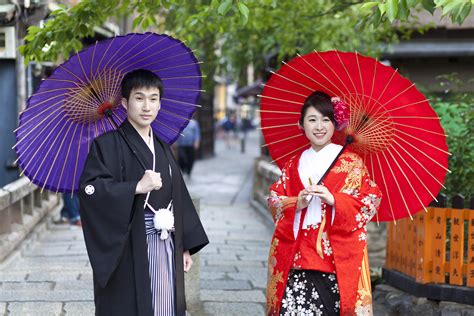 Japanese married couple in traditional cloths walking in the Gion ...