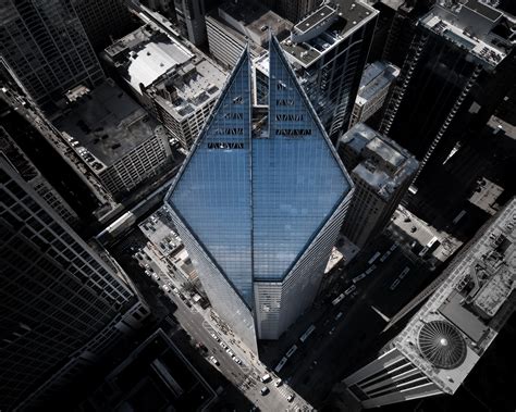 The Crain Communications Building, Chicago IL [OC] [4722×3778] : r ...