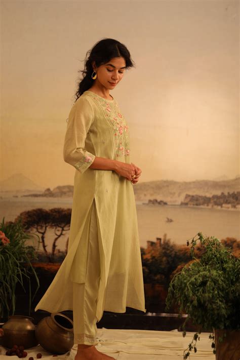 Sage Green Rose Garden – TATWA