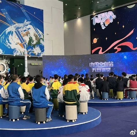 中国空间站首次太空授课，太精彩了！_神十三航天员在太空授课_叶光富_地面