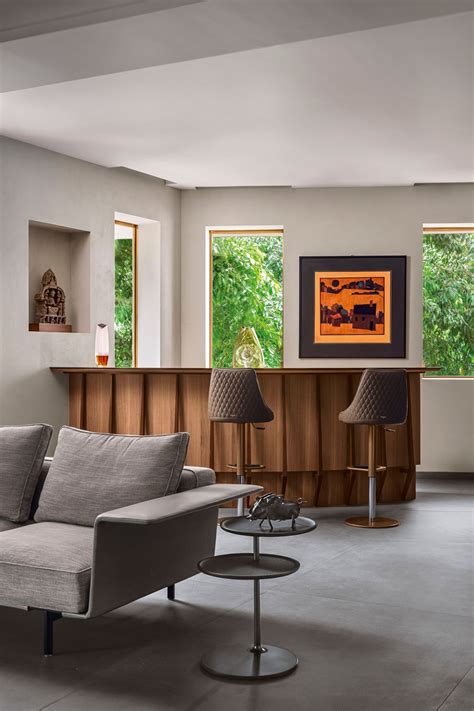 In an old Art Deco building, Dara Mehta's South Mumbai home is an art ...