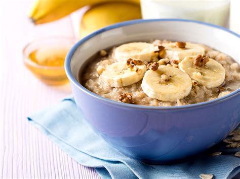 oatmeal and bananas | 400 calorie breakfast, Protein oatmeal, Banana ...