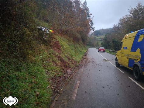 Un vehículo vuelca el la carretera de Solares y queda engolado en el ...