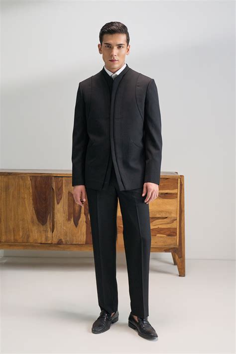 Contemporary Bandhgala Suit– DHRUV VAISH