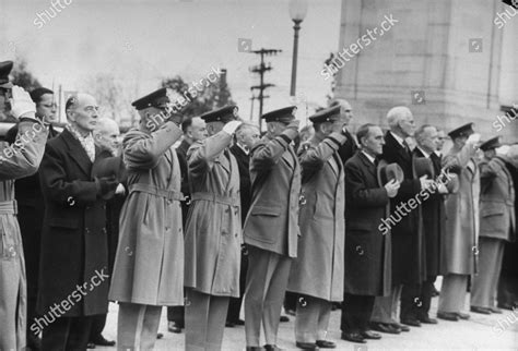 People Standing General 的图像结果