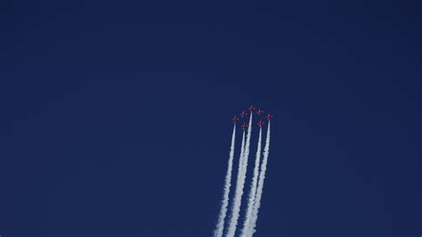 Download wallpaper 2560x1440 airplanes, smoke, aerobatics, stunt ...