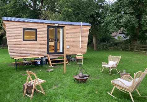 Well-equipped Shepherds hut in private glade - Shepherd's huts (UK ...