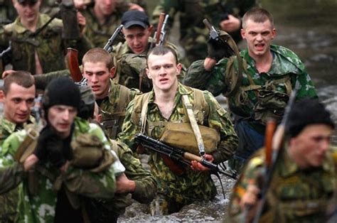 北约大批军队在边境集结，白俄拉响一级战备，申请俄方军事保护_腾讯新闻