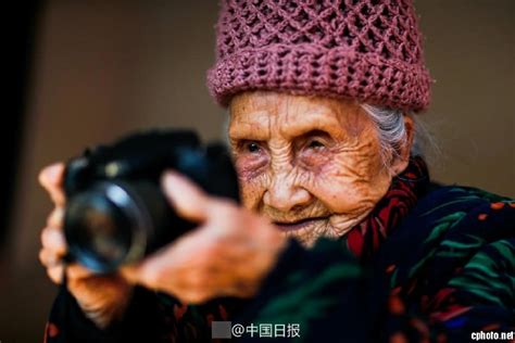 百岁老人41岁开始学摄影 坚持了64年 - 中国军网