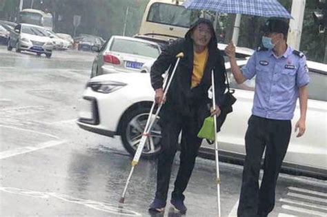 长沙一辅警雨中为拄拐老人撑伞过马路 网友被暖到了_新浪湖南_新浪网