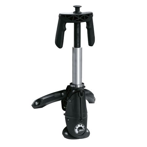 Retractable ski pylon