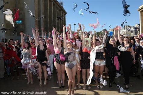 法国女人铁塔前集体扔内衣_国际新闻_温州网