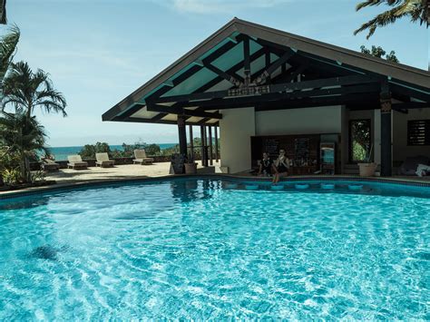 Swim Up Pool Bar | Volivoli Beach Resort