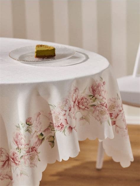 Obrus w kwiatowy wzór Kolor biały - SINSAY - 883EF-00X