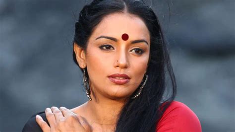 Mumbai Cyber Safe: Shweta Menon among 40 fall prey to bank account ...